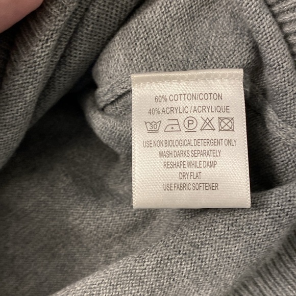 Calvin Klein v neck sweater - Picture 4 of 4